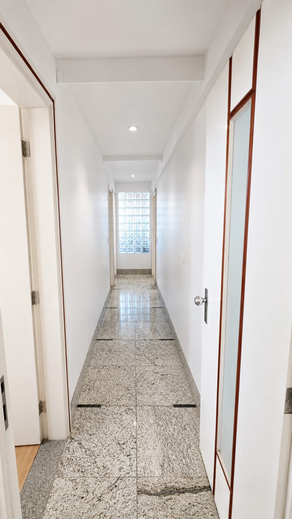 Corredor de acesso às salas da clínica