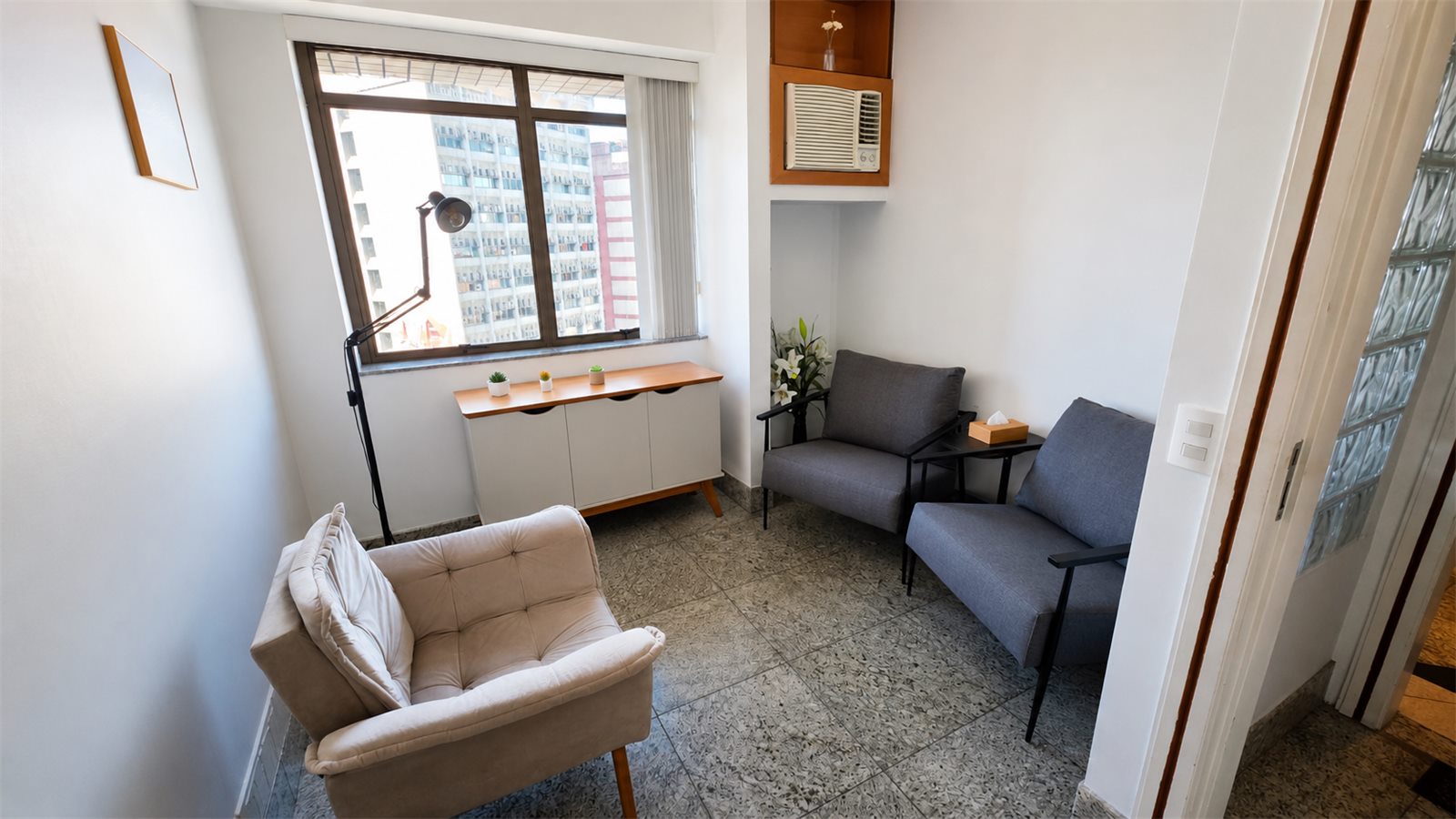 Sala de atendimento com poltronas